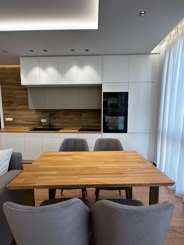 Tirane, jepet me qera apartament 1+1+Ballkon Kati 6, 75 m² 700 € (bulevardi i ri)