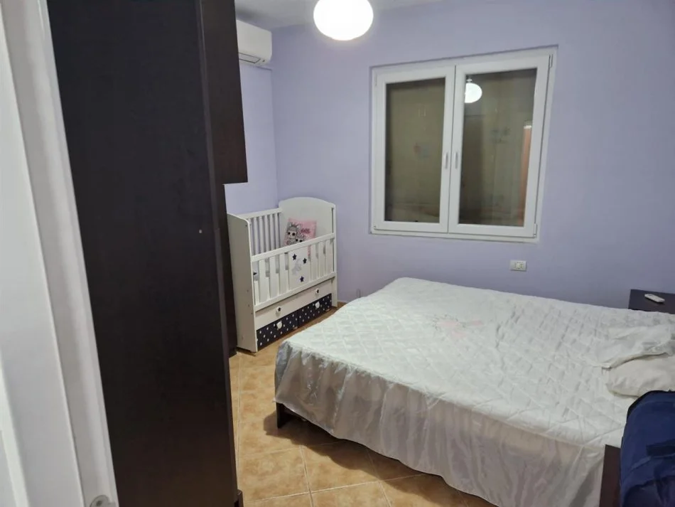 Tirane, jepet me qera apartament 3+1 Kati 4, 106 m² 800 € (Ne Zog te Zi)