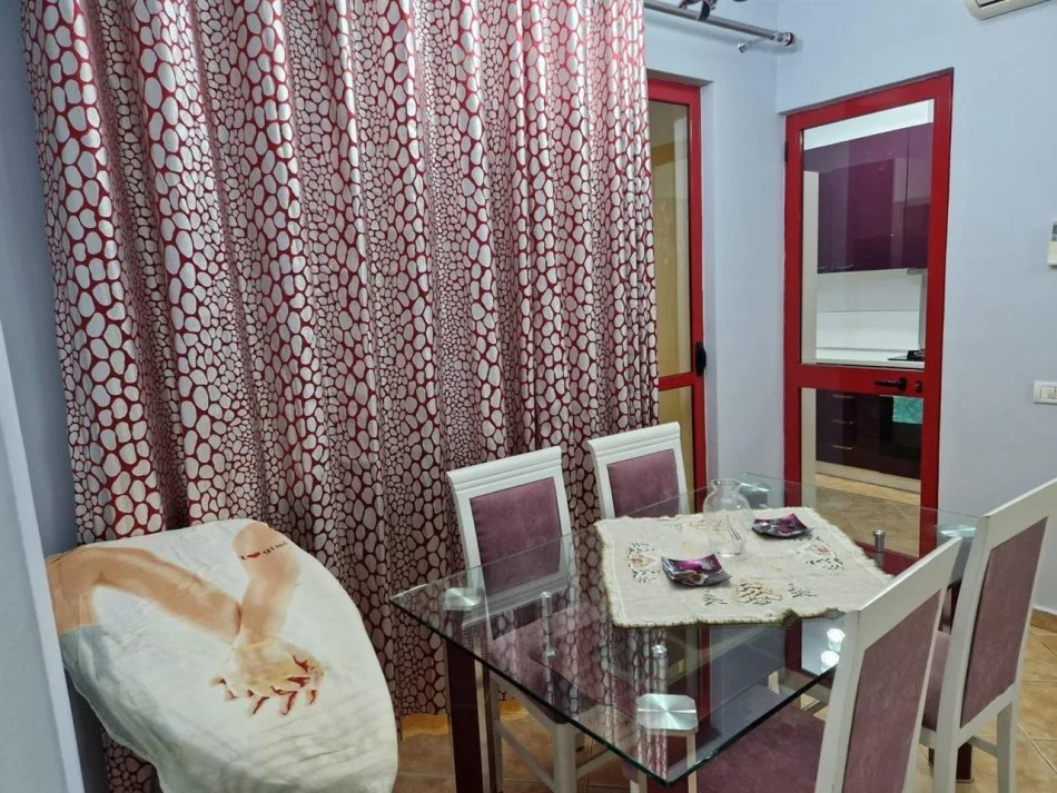 Tirane, jepet me qera apartament 3+1 Kati 4, 106 m² 800 € (Ne Zog te Zi)