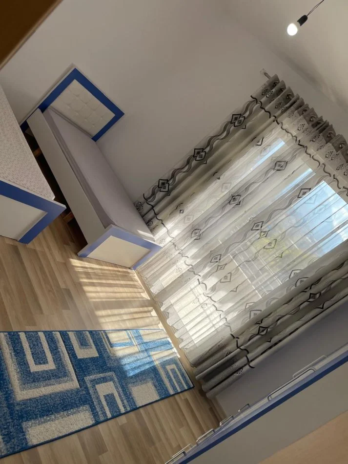 Tirane, jepet me qera apartament 3+1 Kati 2, 143 m² 850 € (:Kinostudio, kompleksi Andi construction.)