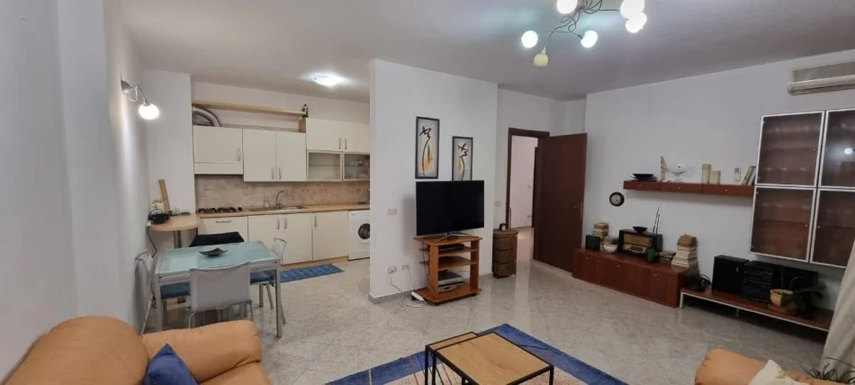 Tirane, jepet me qera apartament 1+1+Ballkon Kati 9, 84 m² 700 € (Pazari i ri)