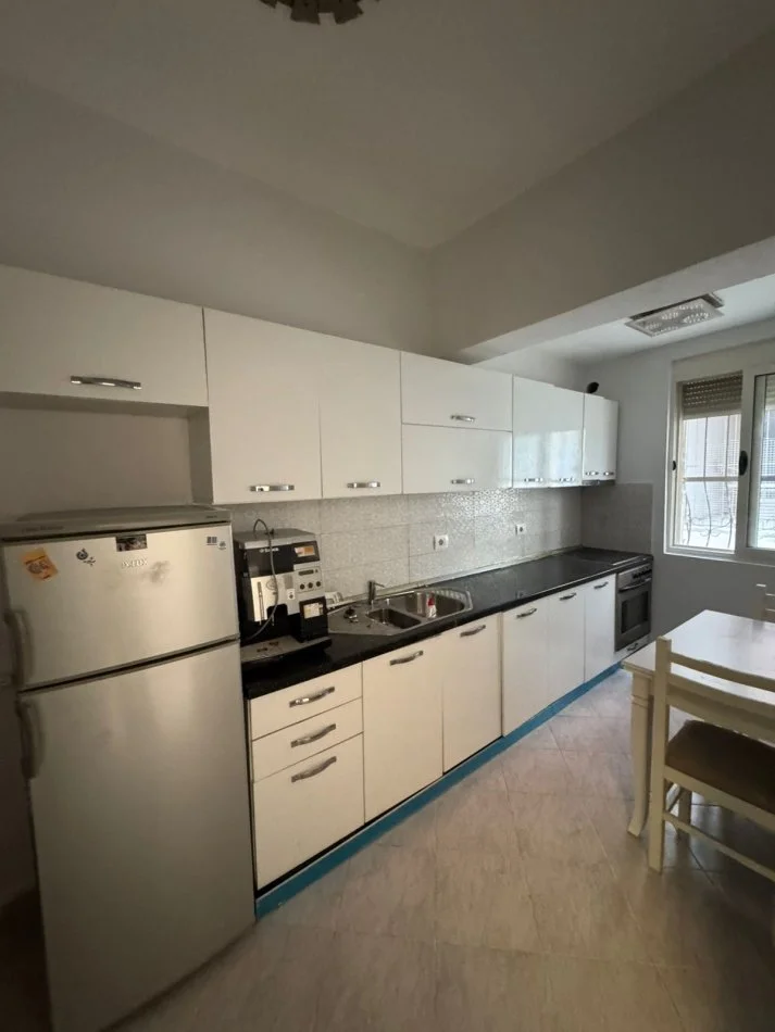 Tirane, jap me qera apartament 1+1 Kati 1, 50 m² 400 € (rruga e kosovareve)