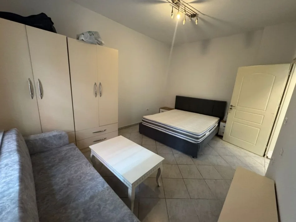 Tirane, jap me qera apartament 1+1 Kati 1, 50 m² 400 € (rruga e kosovareve)