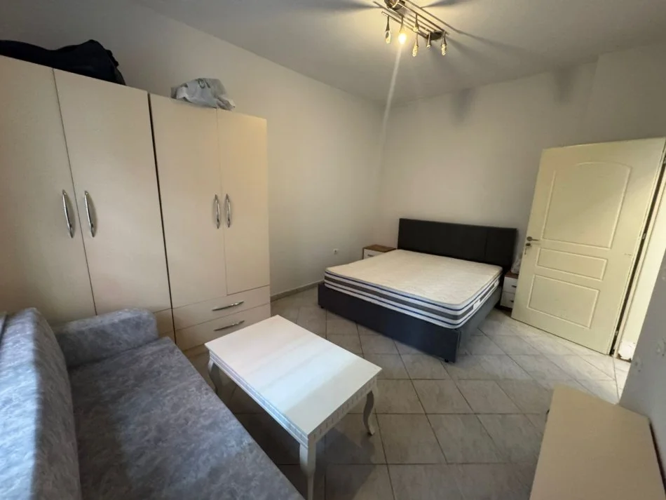 Tirane, jap me qera apartament 1+1 Kati 1, 50 m² 400 € (rruga e kosovareve)