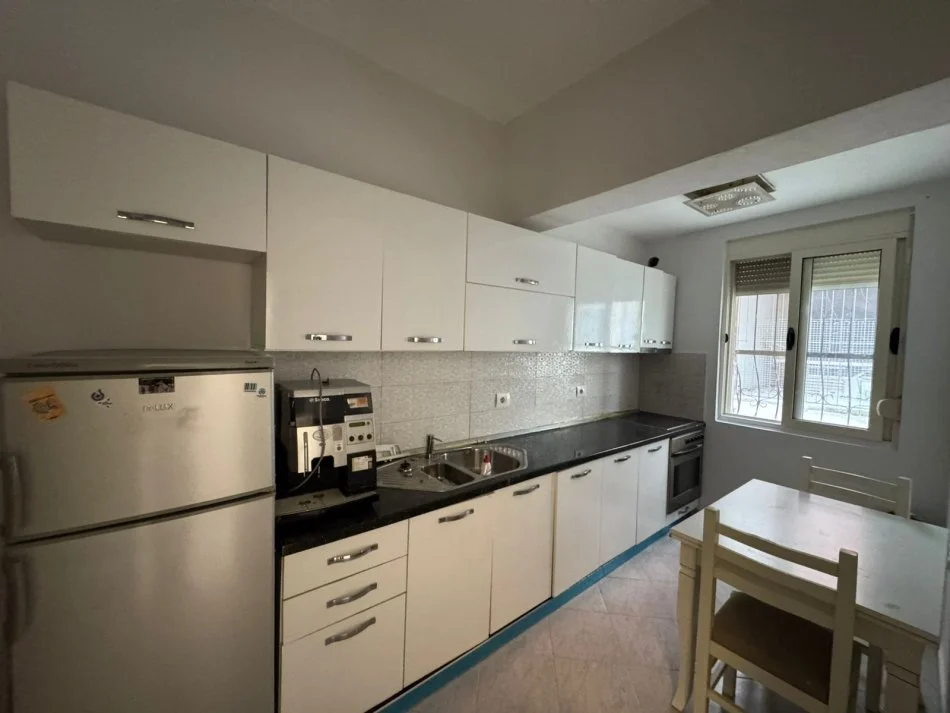 Tirane, jap me qera apartament 1+1 Kati 1, 50 m² 400 € (rruga e kosovareve)