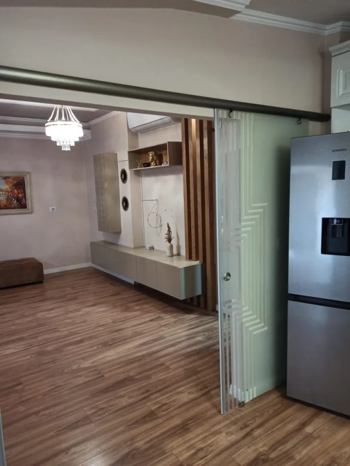 Tirane, jepet me qera apartament 2+1+Ballkon Kati 5, 130 m² 600 € (Selvia)