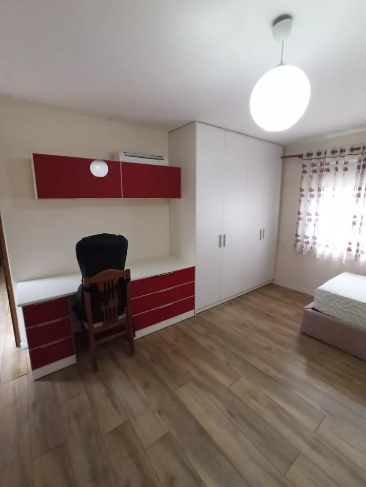 Tirane, jepet me qera apartament 2+1+Ballkon Kati 5, 130 m² 600 € (Selvia)