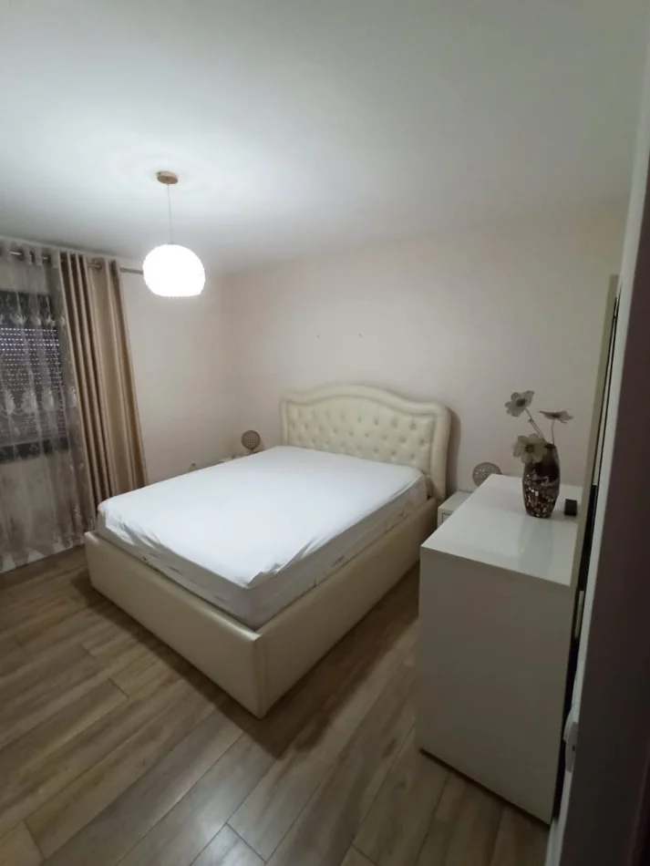 Tirane, jepet me qera apartament 2+1+Ballkon Kati 5, 130 m² 600 € (Selvia)