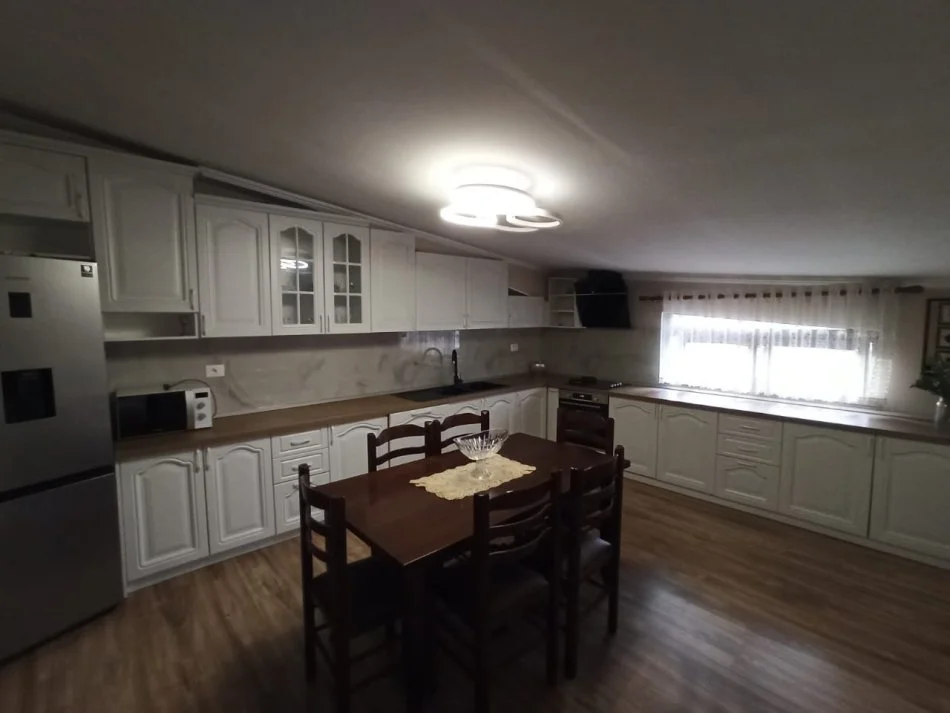 Tirane, jepet me qera apartament 2+1+Ballkon Kati 5, 130 m² 600 € (Selvia)