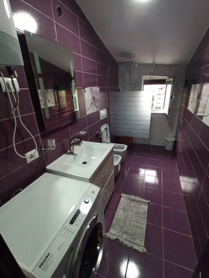 Tirane, jepet me qera apartament 2+1+Ballkon Kati 5, 130 m² 600 € (Selvia)