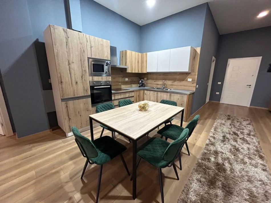 Tirane, jepet me qera apartament 1+1 Kati 1, 120 m² 650 € (Rruga Peti, Liqeni i Thate)