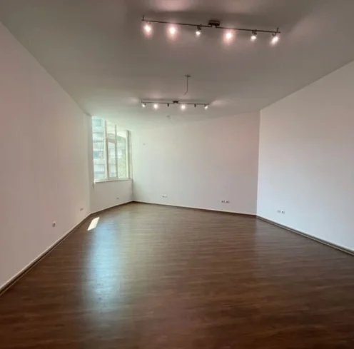 Tirane, jepet me qera apartament 1+1+Ballkon Kati 1, 70 m² 500 € (Qender)