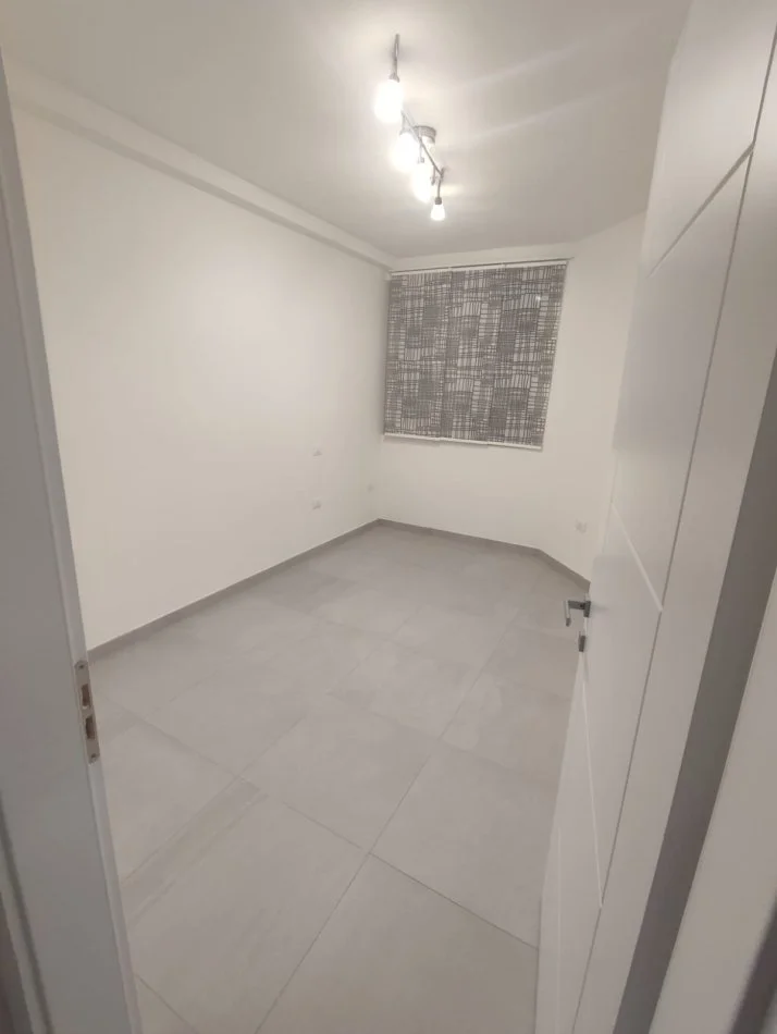 Tirane, jepet me qera zyre Kati 4, 80 m² 600 € (Rruga Myslym Shyri)