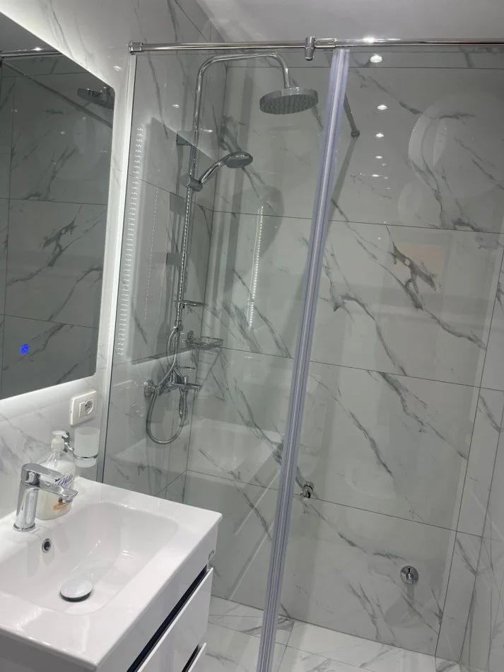 Tirane, jepet me qera apartament 1+1+Ballkon Kati 9, 70 m² (Rruga e Kosovareve)