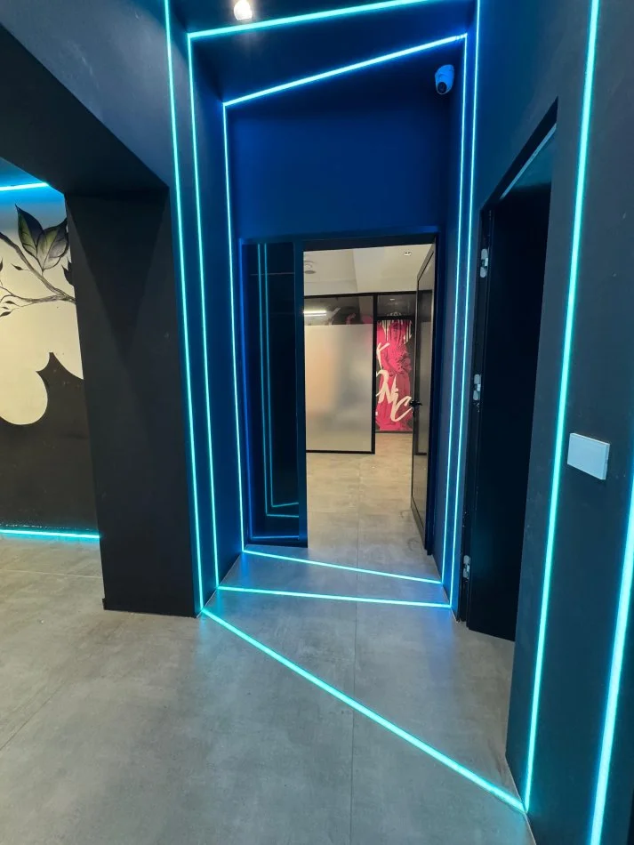 Tirane, jepet me qera ambjent biznesi Kati 2, 100 m² 2.200 € (blloku)