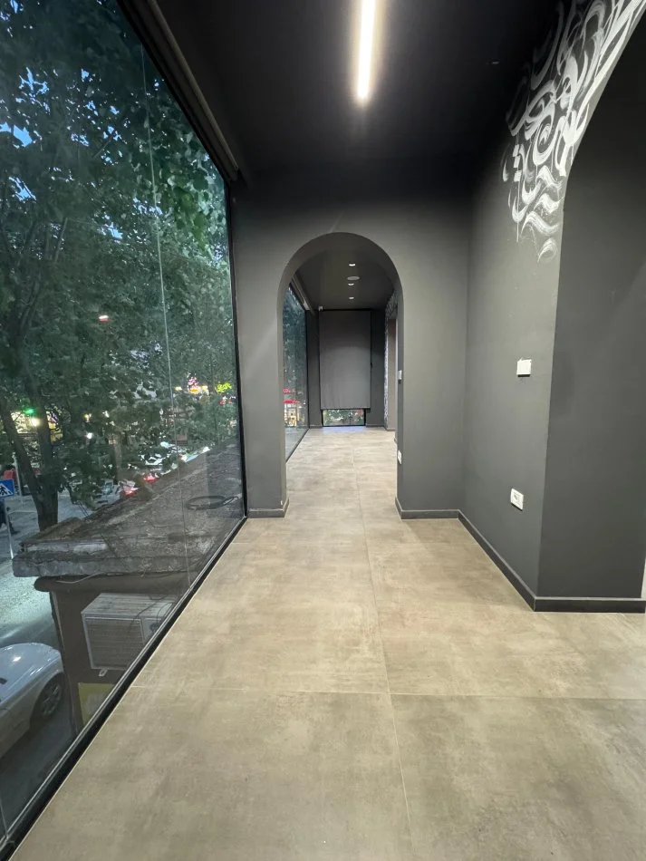 Tirane, jepet me qera ambjent biznesi Kati 2, 100 m² 2.200 € (blloku)