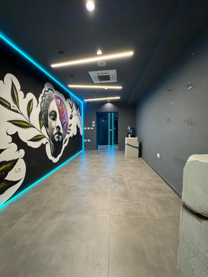 Tirane, jepet me qera ambjent biznesi Kati 2, 100 m² 2.200 € (blloku)