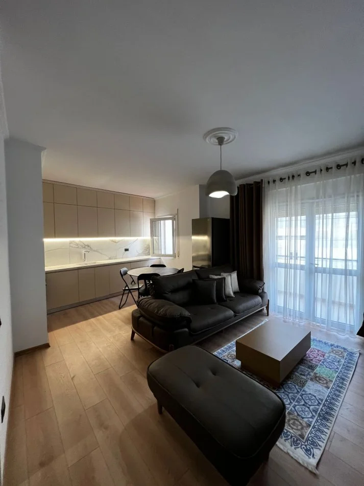 Durres, jepet me qera apartament 1+1+Aneks+Ballkon Kati 8, 65 m² 600 € (Vollga)