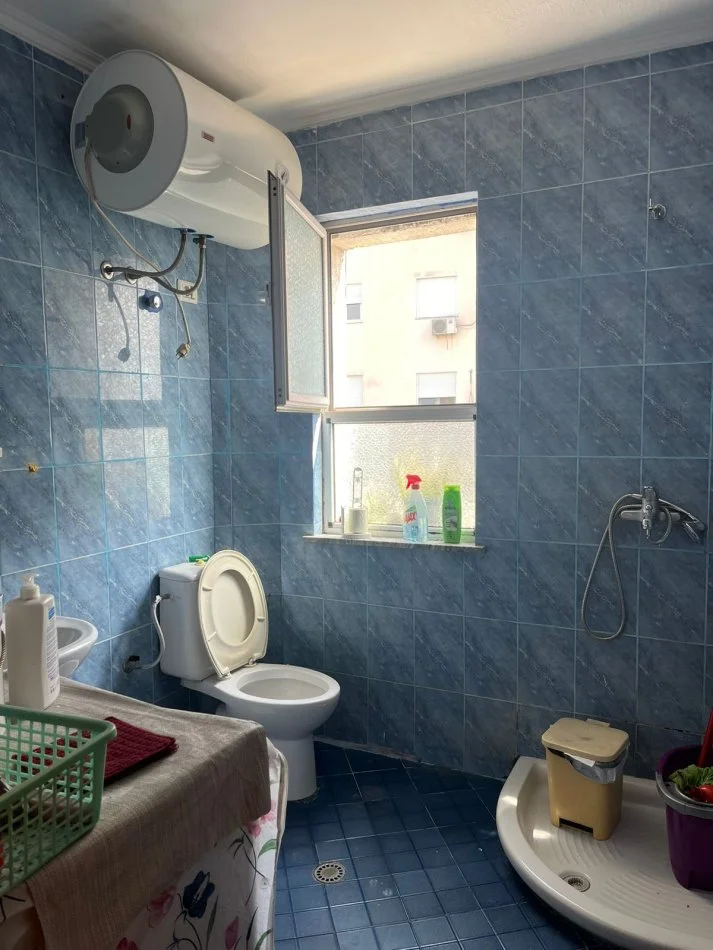 Tirane, shitet apartament 2+1 Kati 5, 72 m² 105.000 € (zona Ali Demi, prane tregut te ri elektrik)