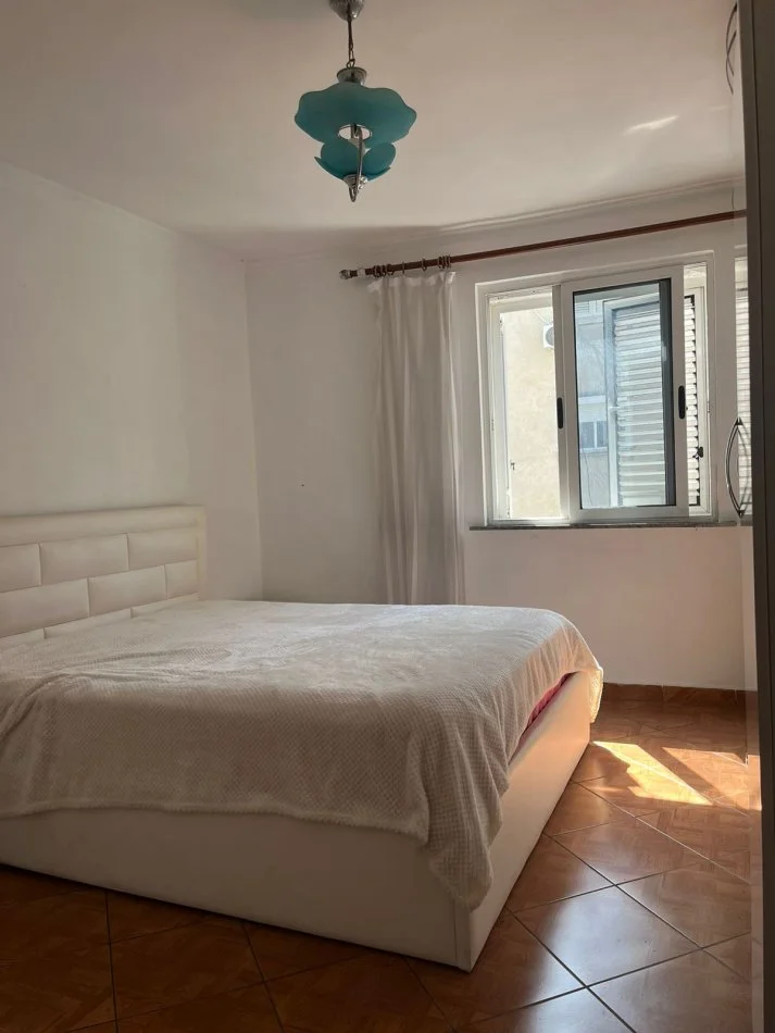 Tirane, shitet apartament 2+1 Kati 5, 72 m² 105.000 € (zona Ali Demi, prane tregut te ri elektrik)