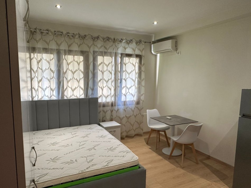 Tirane, jepet me qera apartament Kati 4, 45 m² 380 € (SUPER GARSONIERE ME QERA - TEK BLLOKU TEK RRUGA VASO PASHA ME SUPER CMIM-380 EURO)