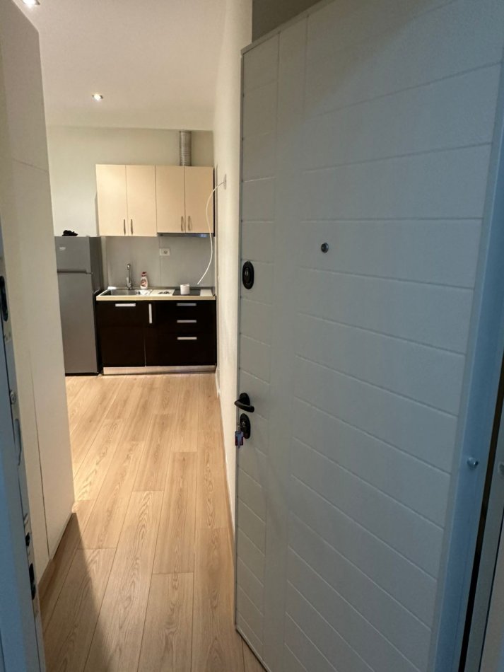 Tirane, jepet me qera apartament Kati 4, 45 m² 380 € (SUPER GARSONIERE ME QERA - TEK BLLOKU TEK RRUGA VASO PASHA ME SUPER CMIM-380 EURO)