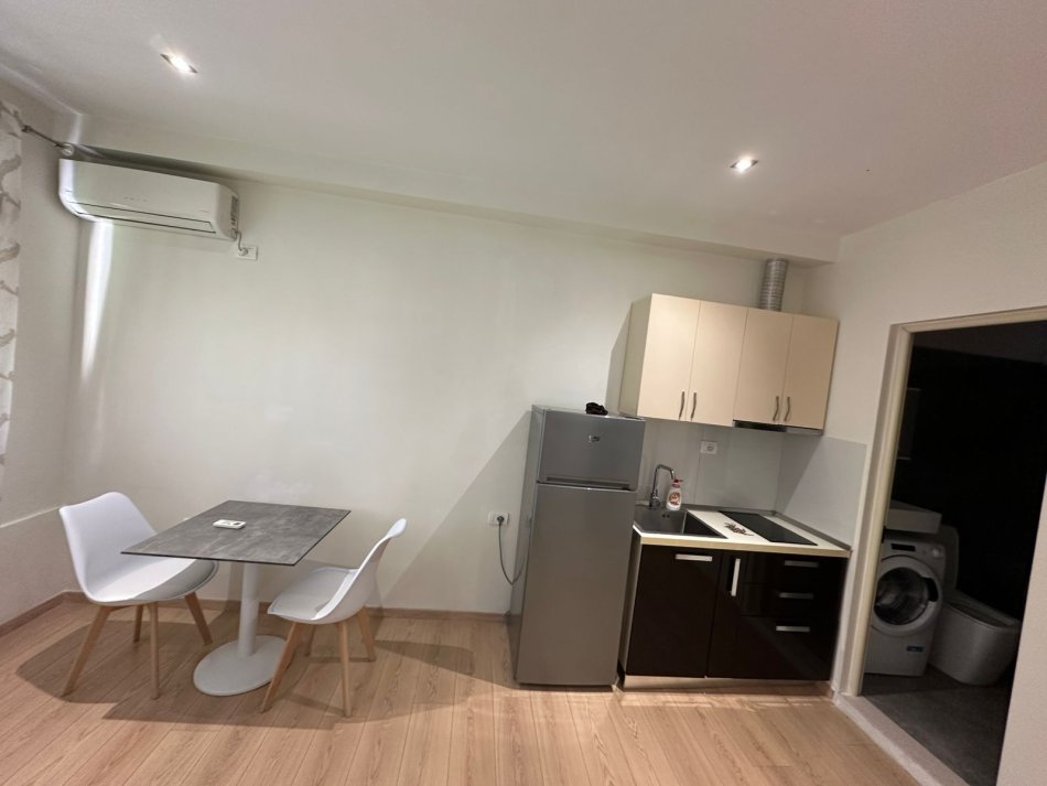 Tirane, jepet me qera apartament Kati 4, 45 m² 380 € (SUPER GARSONIERE ME QERA - TEK BLLOKU TEK RRUGA VASO PASHA ME SUPER CMIM-380 EURO)