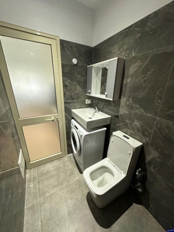 Tirane, jepet me qera apartament Kati 4, 45 m² 380 € (SUPER GARSONIERE ME QERA - TEK BLLOKU TEK RRUGA VASO PASHA ME SUPER CMIM-380 EURO)
