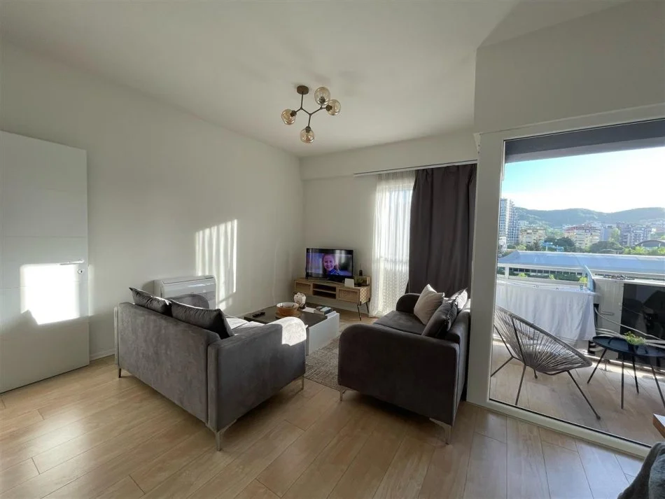Tirane, jepet me qera apartament 2+1 Kati 4, 95 m² 1.300 € (Rruga e Kosovareve, Lake View)