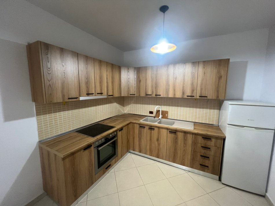 Tirane, jepet me qera apartament 2+1 Kati 2, 90 m² 500 € (JEPET ME QERA SUPER APARTAMENTI 2+1+2 NE ASTIR)