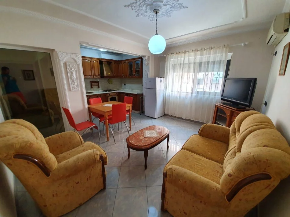 Tirane, jepet me qera apartament 1+1+Ballkon Kati 5, 60 m² 600 € (myslym shyri)