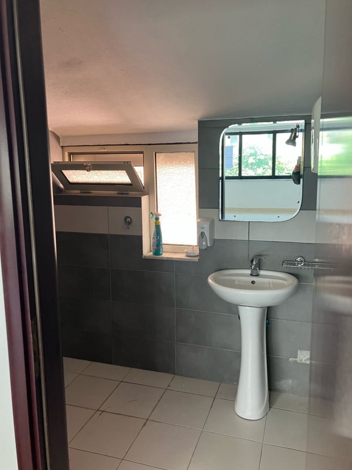 Tirane, jepet me qera ambjent biznesi Kati 1, 115 m² 1.500 € (JEPEN ME QERA DY AMBIENTE BIZNESI NE BRRYL. RRUGA ARKITEKT KASEMI)