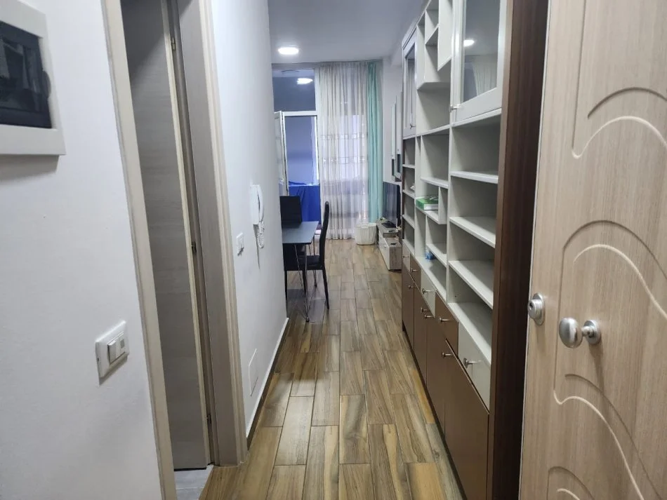 Tirane, jepet me qera apartament 1+1+Ballkon Kati 2, 60 m² 600 € (Komuna e Parisit)