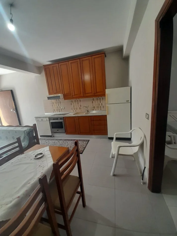 Tirane, jepet me qera apartament 2+1+Ballkon Kati 1, 80 m² 400 € (don bosko)