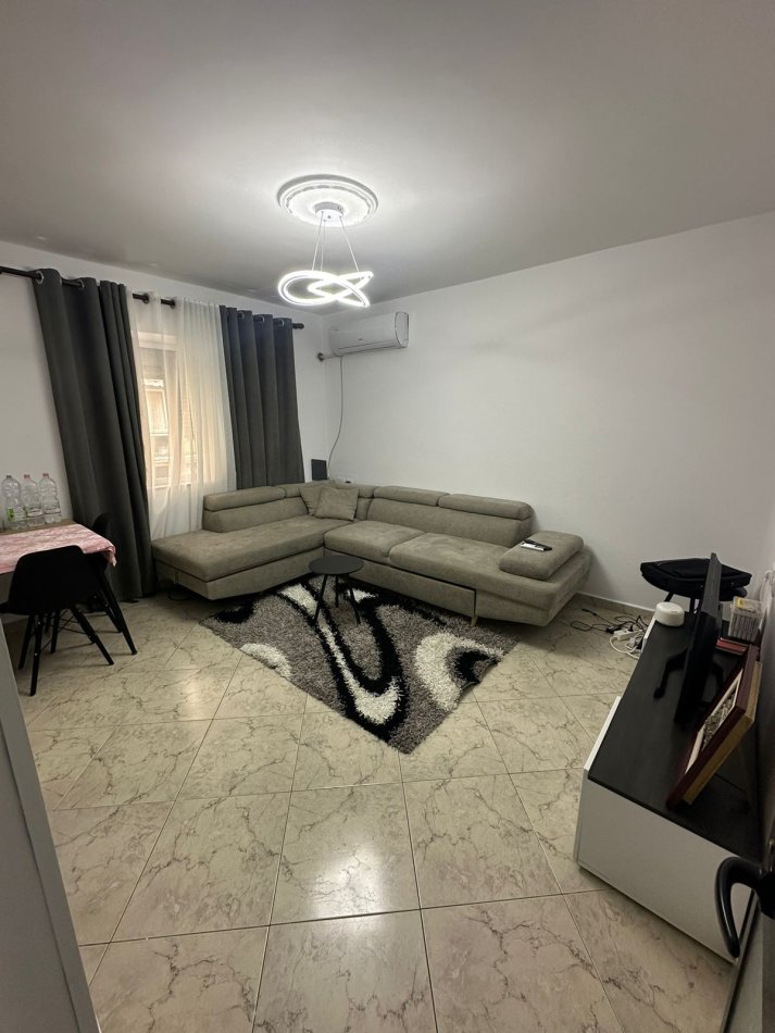 Tirane, jepet me qera apartament 1+1 Kati 3, 74 m² 500 € (JEPET ME QERA SUPER APARTAMENTI 1+1 NE MYSLYM SHYR)