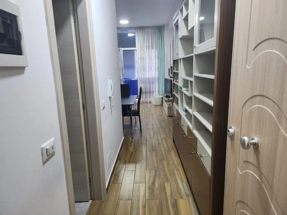 Tirane, jepet me qera 1+1 Kati 2, 50 m² (Kompleksi Kika 2)