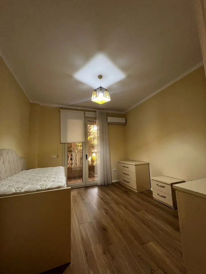 Tirane, jepet me qera Vile 3 Katshe Kati 2, 192 m² 1.200 € (Fuat Toptani)