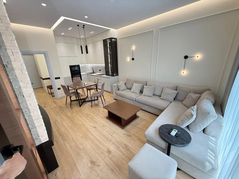 Tirane, jepet me qera apartament 1+1+Ballkon Kati 4, 70 m² 900 € (rruga e kavajes)