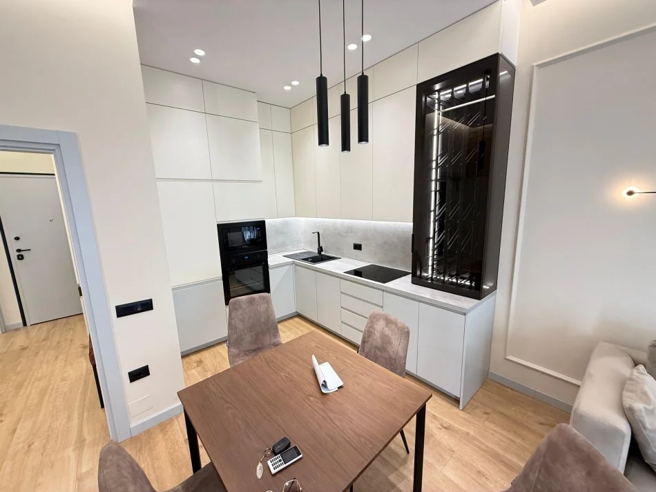 Tirane, jepet me qera apartament 1+1+Ballkon Kati 4, 70 m² 900 € (rruga e kavajes)