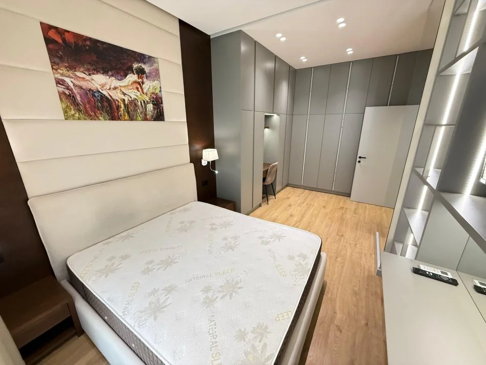 Tirane, jepet me qera apartament 1+1+Ballkon Kati 4, 70 m² 900 € (rruga e kavajes)