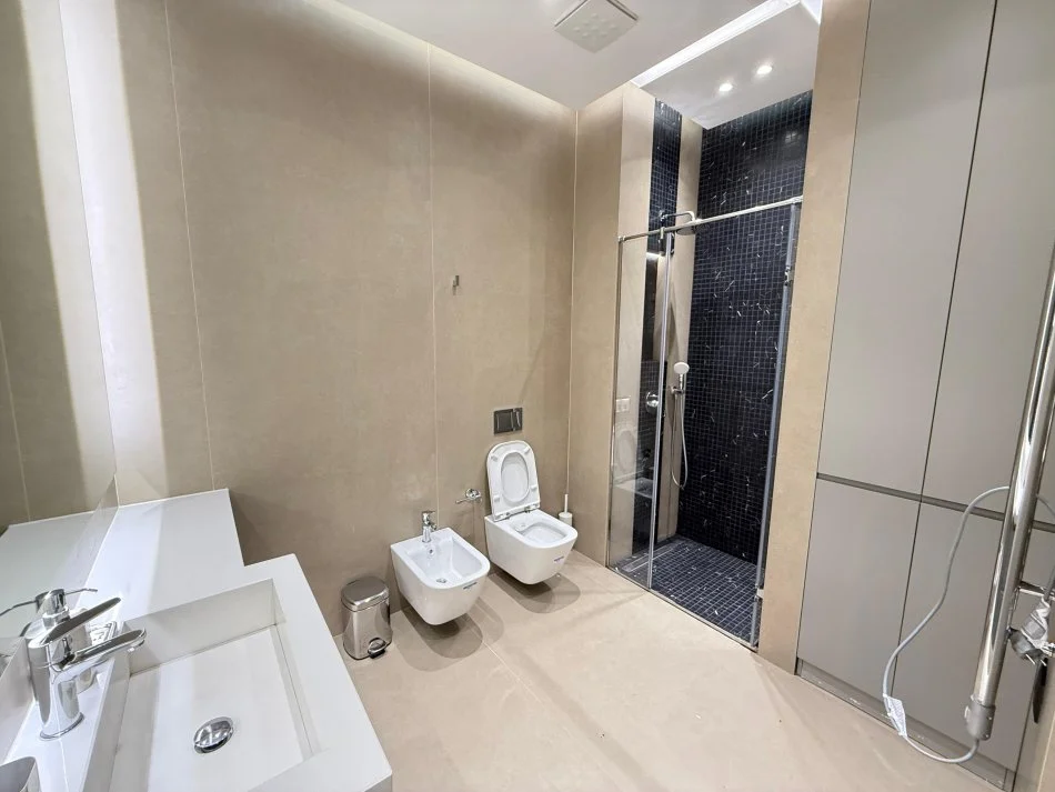 Tirane, jepet me qera apartament 1+1+Ballkon Kati 4, 70 m² 900 € (rruga e kavajes)