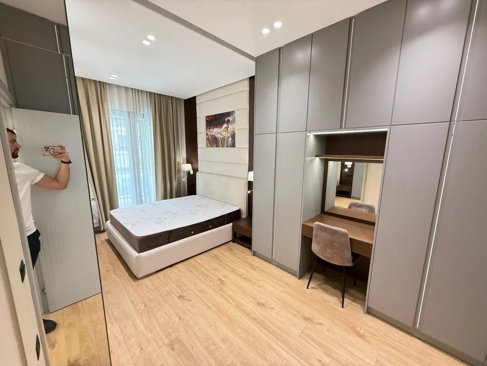 Tirane, jepet me qera apartament 1+1+Ballkon Kati 4, 70 m² 900 € (rruga e kavajes)