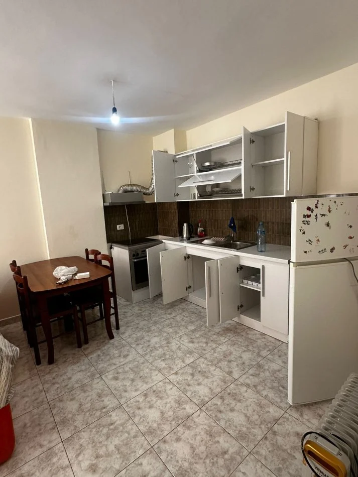 Tirane, jepet me qera apartament 1+1+Ballkon Kati 3, 60 m² 350 € (astir)