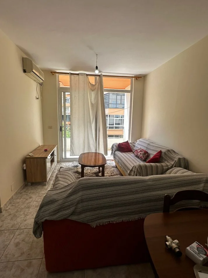 Tirane, jepet me qera apartament 1+1+Ballkon Kati 3, 60 m² 350 € (astir)