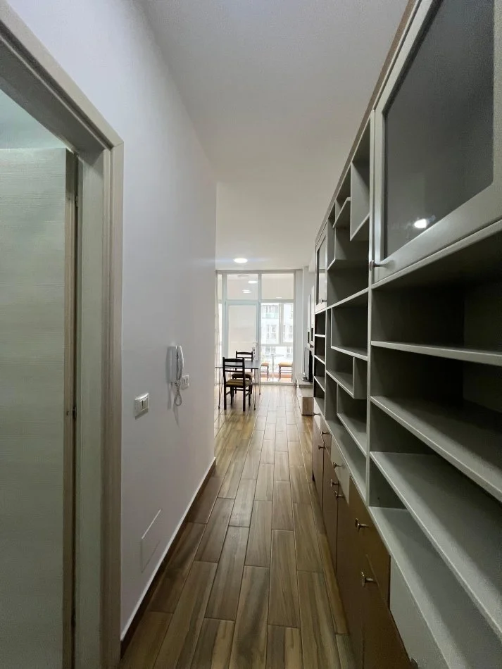 Tirane, jepet me qera apartament 1+1+Ballkon Kati 2, 600 € (Komuna e Parisit, Kika 2)