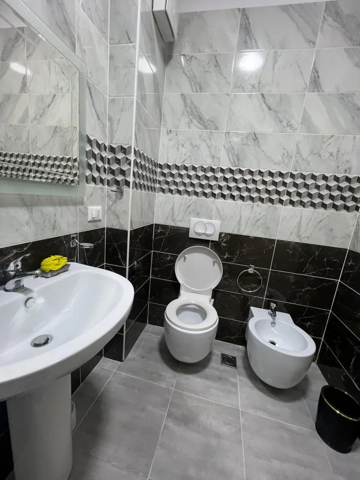 Tirane, jepet me qera apartament 1+1+Ballkon Kati 2, 600 € (Komuna e Parisit, Kika 2)