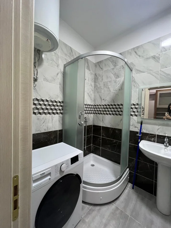 Tirane, jepet me qera apartament 1+1+Ballkon Kati 2, 600 € (Komuna e Parisit, Kika 2)