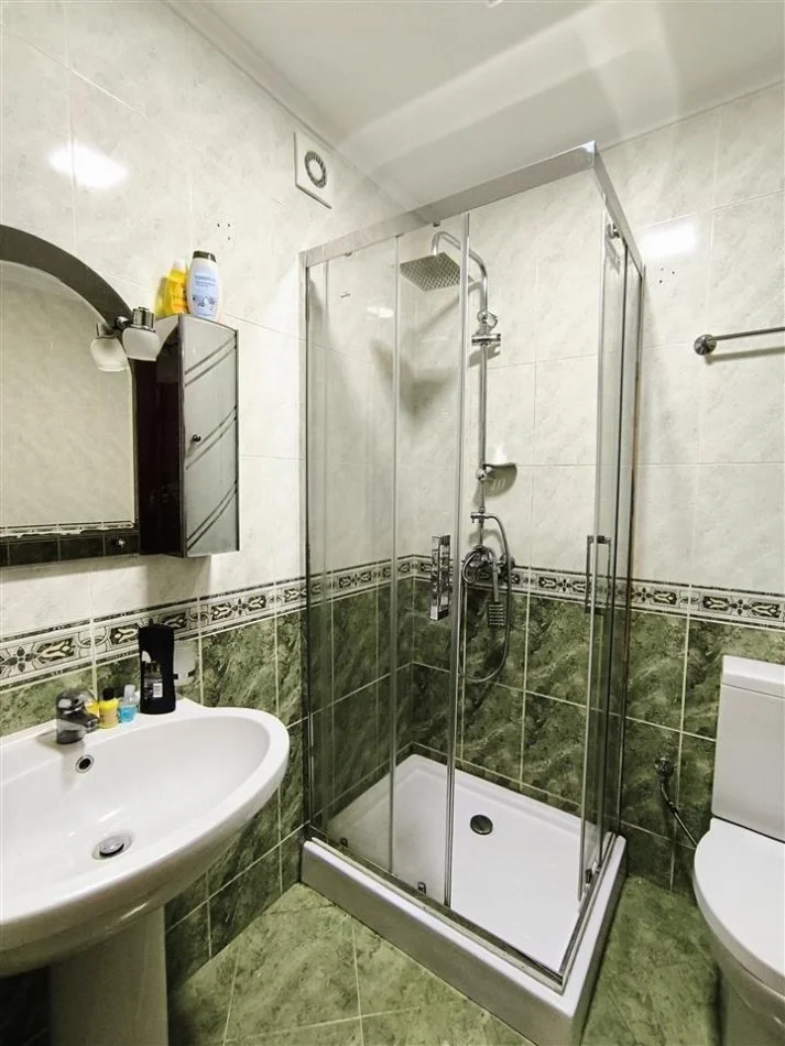 Tirane, jepet me qera apartament 1+1 Kati 5, 78 m² 600 € (Komuna e Parisit tek Kristal Center)