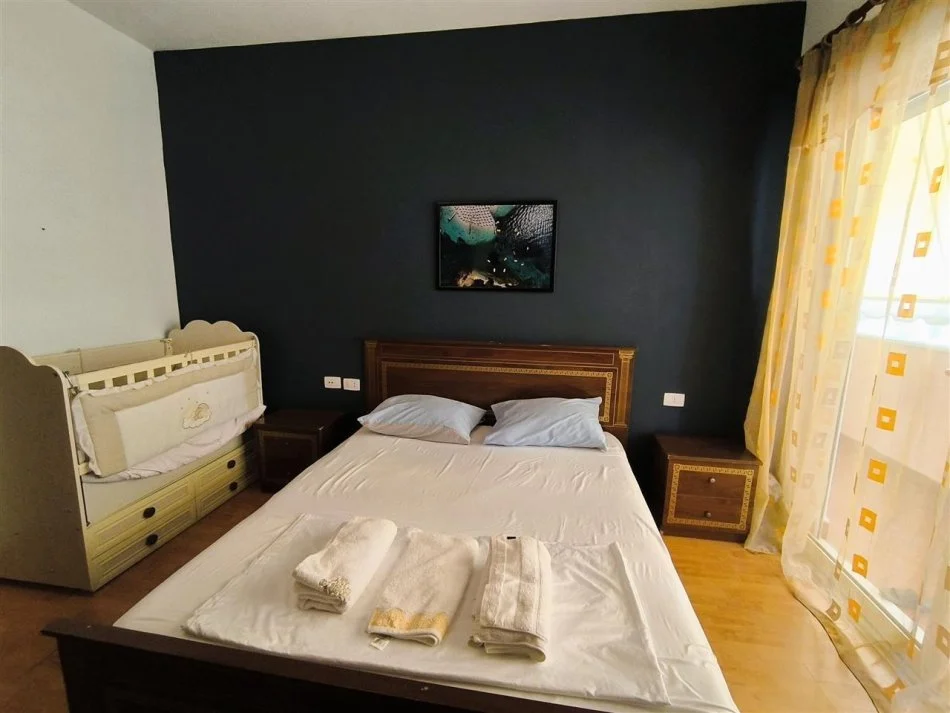 Tirane, jepet me qera apartament 1+1 Kati 5, 78 m² 600 € (Komuna e Parisit tek Kristal Center)