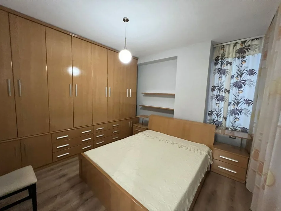 Tirane, jap me qera apartament 2+1+Ballkon Kati 2, 85 m² 650 € (RRUGA BILL KLINTON)